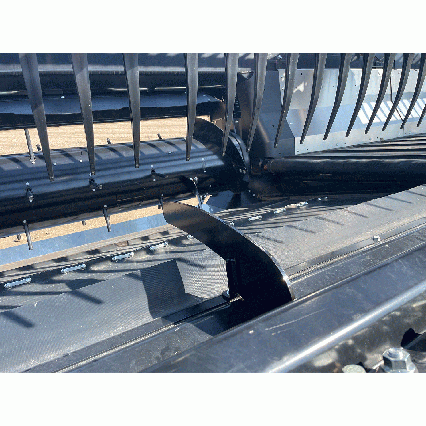 Lankota Shark Fin Flex Draper Crop Diverter fits MacDon Case IH LANSF21552