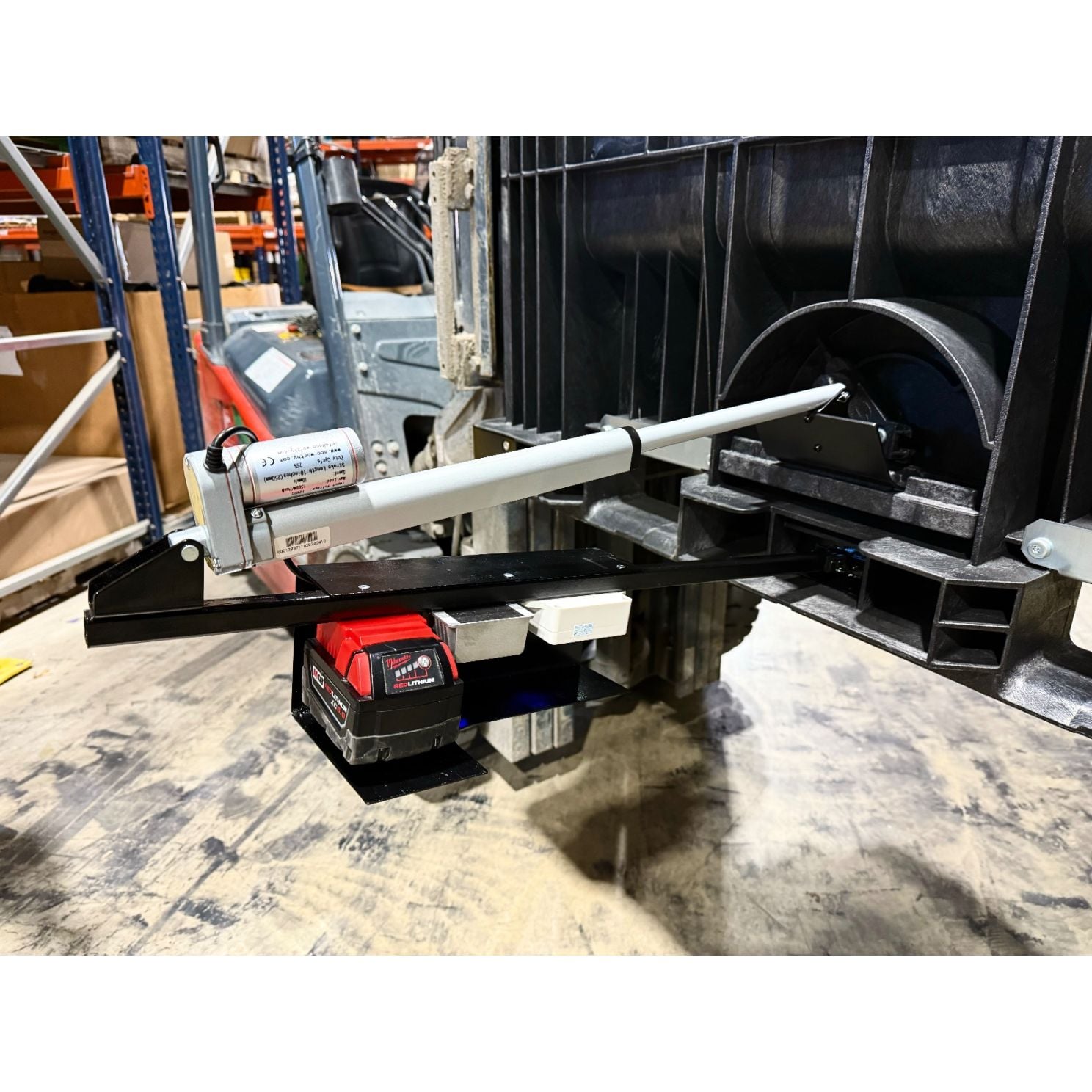 Box Raider 18V Wireless Bulk Seed Box Gate Slide Opener
